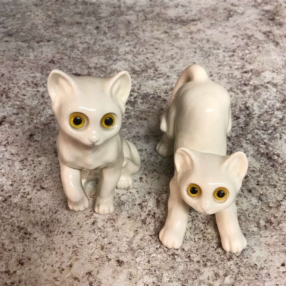 2 Vtg MCM Ceramic White Kittens 1 pouncing & 1 sitting Wide Eyes JAPAN 7”